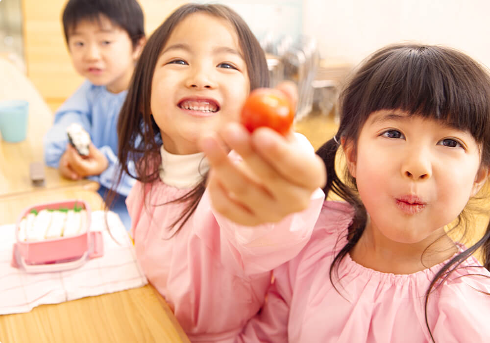 昼食を楽しむ幼稚園児たち【うら梅の郷福祉会】
