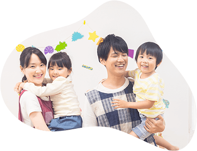 保育士と一緒に楽しむ幼稚園児